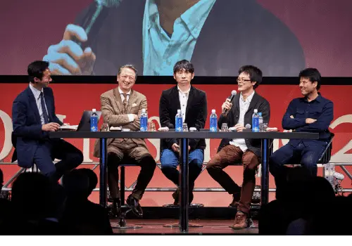 モニターの前で複数の人が製品説明を受けている様子